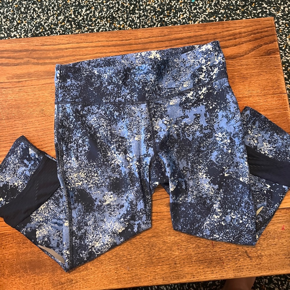 UNDER ARMOUR LEGGINGS SIZE MEDIUM
